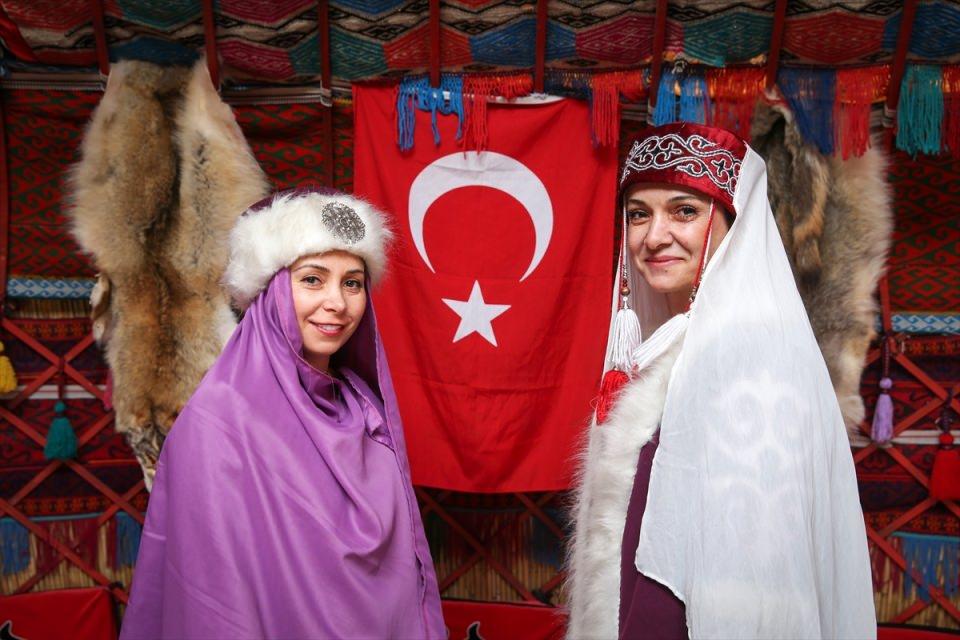 <p>Uzun zamandır burayı merak ettiğini ve sosyal medya üzerinden takip ettiğini ifade eden Yapıcı, "Türk kültürünün ve yemeklerinin burada yaşatılması gerçekten çok güzel. Burada orijinal insanların orijinal ürünlerle birleşmesi hakikaten sevindirici." dedi.</p>

<p> </p>
