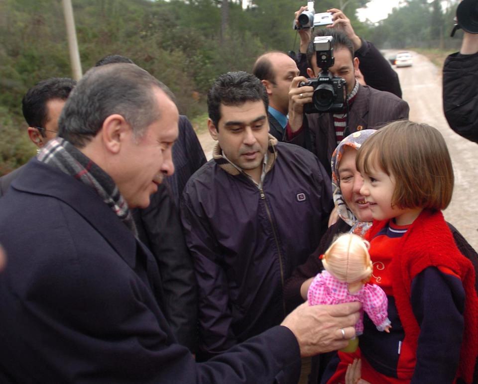 <p>16 Nisan halk oylamasında kabul edilen Anayasa değişikliği ile Cumhurbaşkanının partili olabilmesinin önünün açılmasının ardından Recep Tayyip Erdoğan, 21 Mayıs 2017 tarihinde gerçekleştirilen 3. Olağanüstü Büyük Kongrede, kurucusu olduğu AK Parti'nin Genel Başkanlığına yeniden seçildi.</p>
<p> </p>