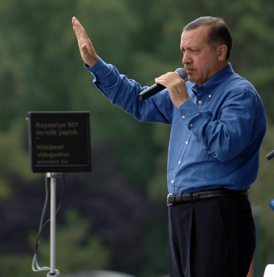 <p>Böylece, Türkiye'nin belediyecilik tarihinde yeni bir çığır açan Erdoğan, bir yandan diğer belediyelere örnek olurken, bir yandan da halk nezdinde büyük bir güven kazandı.</p>
<p> </p>