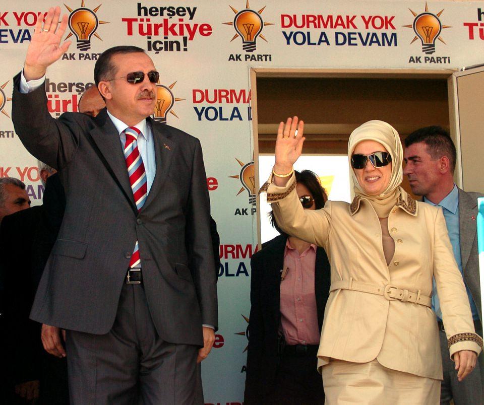 <p>İstanbul İl Başkanlığı görevi sırasında diğer siyasi partiler için de model olan yeni bir örgütsel yapı geliştiren Erdoğan, bu dönemde özellikle kadınların ve gençlerin siyasete katılımını artırmaya yönelik çalışmalar yaptı; siyasetin tabana yayılarak geniş halk kitleleri tarafından benimsenip itibar görmesi yolunda önemli adımlar attı. </p>
