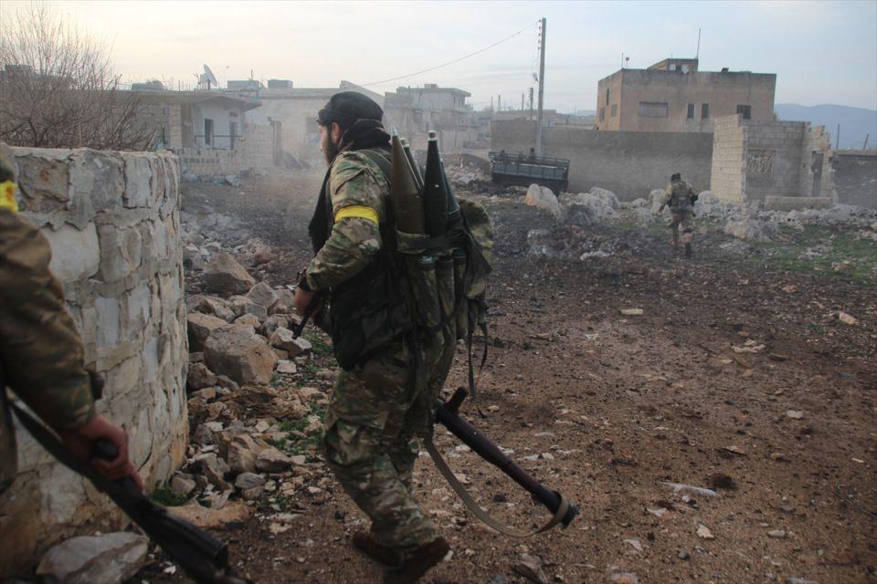 <p>Terör örgütü YPG/PKK-DEAŞ, şiddetli çatışmalardan sonra belde merkezinden çekilmeye başladı.</p>

<p> </p>
