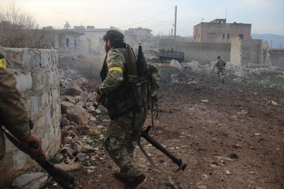 <p>Terör örgütü YPG/PKK-DEAŞ, şiddetli çatışmalardan sonra belde merkezinden çekilmeye başladı.</p>
<p> </p>