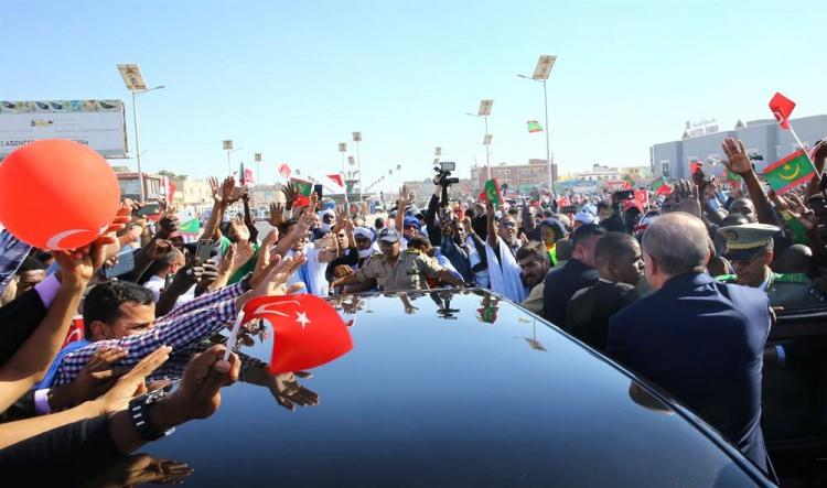 <p><br />
Cumhurbaşkanı Erdoğan, Afrika turu kapsamında resmi temaslarda bulunmak üzere geldiği Moritanya'nın başkenti Novakşot'ta büyük coşkuyla karşılandı. </p>
