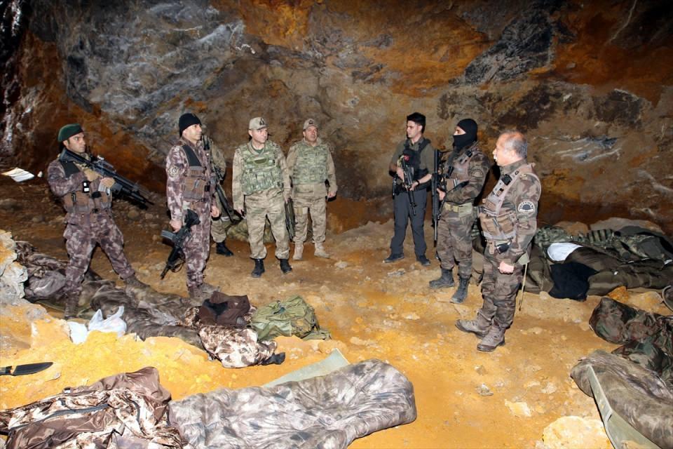 <p>Teröristlerce araziye tuzaklanmış çok sayıda patlayıcı düzeneğinin etkisiz hale getirildiği operasyonda, doçka uçaksavar ile çok sayıda silah, mühimmat ve yaşam malzemesi ele geçirildi.</p>

<p> </p>
