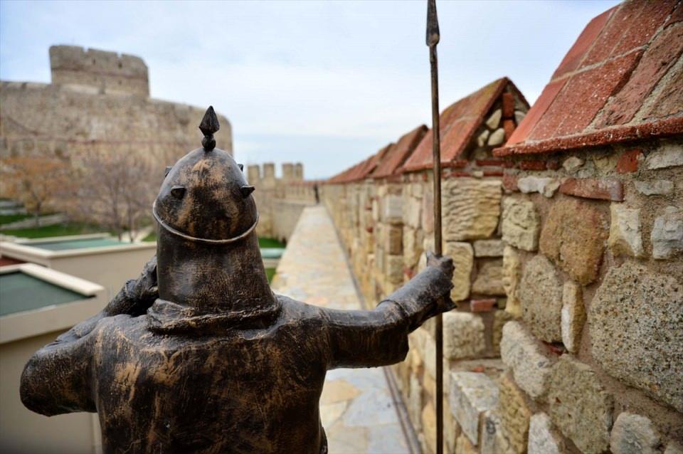 <p>Çanakkale Savaşları Gelibolu Tarihi Alan Başkanı İsmail Kaşdemir, AA muhabirine yaptığı açıklamada, bölgedeki çalışmaların aralıksız sürdüğünü söyledi.</p>
<p> </p>