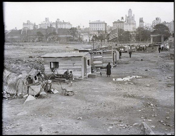 <p>Büyük Buhran sonrasında birçok insana yaşam alanı olan Hooverville, Central Park, New York. </p>

<p> </p>
