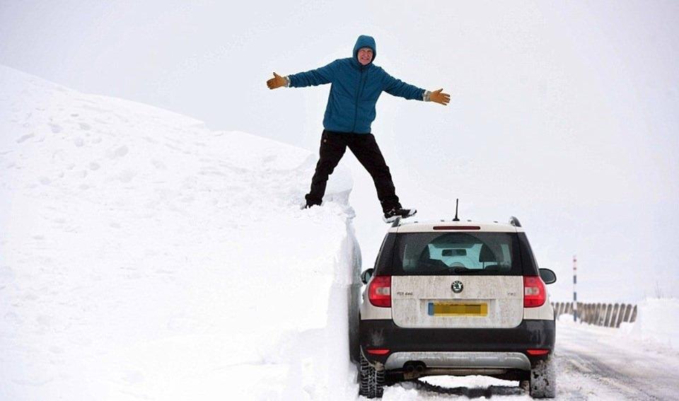 <p>Kimi şehirlerde kar kalınlığı bir metreyi aşarken, s&uuml;rekli yağan kar ve meydana gelen fırtınanın ulaşımı b&uuml;y&uuml;k &ouml;l&ccedil;&uuml;de aksattığı belirtildi.</p>

<p>&nbsp;</p>
