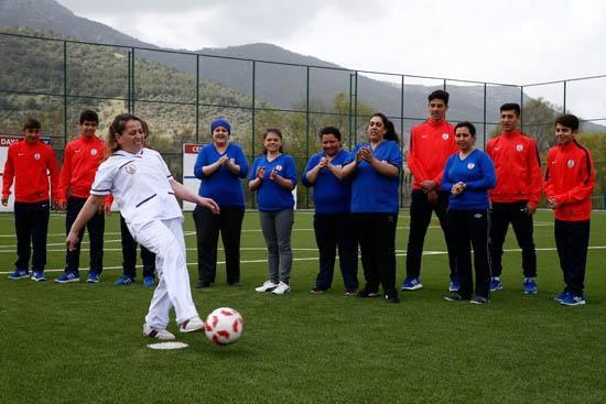 <p>Altınordu altyapısında forma giyen genç futbolcular, 8 Mart Dünya Kadınlar Günü dolayısıyla tesiste çalışan kadınların işlerini yaptı.</p>
