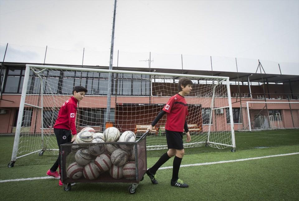 <p>Futbolcularla sahaya çıkarken heyecanını, "Çok heyecanlandım. Kalbim güm güm attı, sesini duydum." ifadeleriyle anlatan Arda, karşılaşmada Trabzonspor lehine verilen penaltı sonrasında Gençlerbirliği kalecisi Hopf'u "Sağ taraf." diyerek uyardığını, kırmızı-siyahlı kalecinin de sağ tarafına yapılan vuruşta gole izin vermediğini söyledi.</p>

<p> </p>
