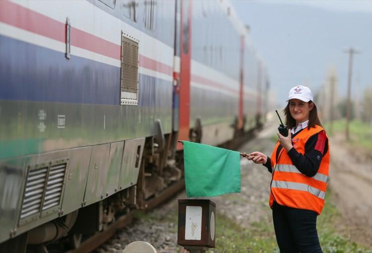 <p>O günkü nöbetine göre sabah 05.00'te işe başlayan Kaya, kadın gücüyle rayların makaslarının değiştirilmesinin yanı sıra istasyondaki manevra işlemlerini yaparak istasyona gelen trenlere sinyal verip ilgili yola yönlendiriyor. Değişik yön ve istasyonlara gidecek vagonların tek tek veya gruplar halinde yollara dağıtılıp birbirine bağlanması veya çözülmesi gibi zorlu işleri de yapan Kaya, ayrıca istasyon, raylar ve makasların da temizlik ve bakımıyla ilgileniyor. </p>

<p> </p>
