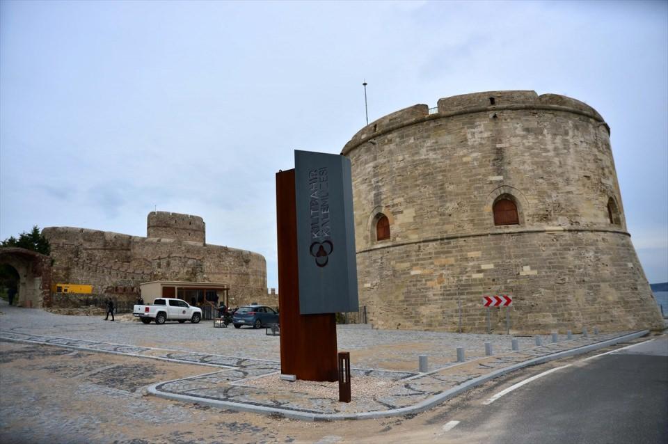 <p><strong>Kilitbahir Kalesi'nin, çok önemli tarihi bir mekan olduğunu vurgulayan Kaşdemir, şöyle devam etti:</strong></p>

<p>"Burası Çanakkale Savaşlarından çok önce, Fatih Sultan Mehmet tarafından yaptırılmış bir kale. Çanakkale Deniz Savaşları sırasında da aktif olarak kullanılmış bir kale. Dolayısıyla aslında Kilitbahir Kalesi, gazi bir kale. Burada restorasyonun sonuna geldik. Türkiye'de büyük bir mutluluk ve gururla paylaşabileceğimiz, ziyarete açabileceğimiz bir tarihi mekan haline geldi burası."</p>
