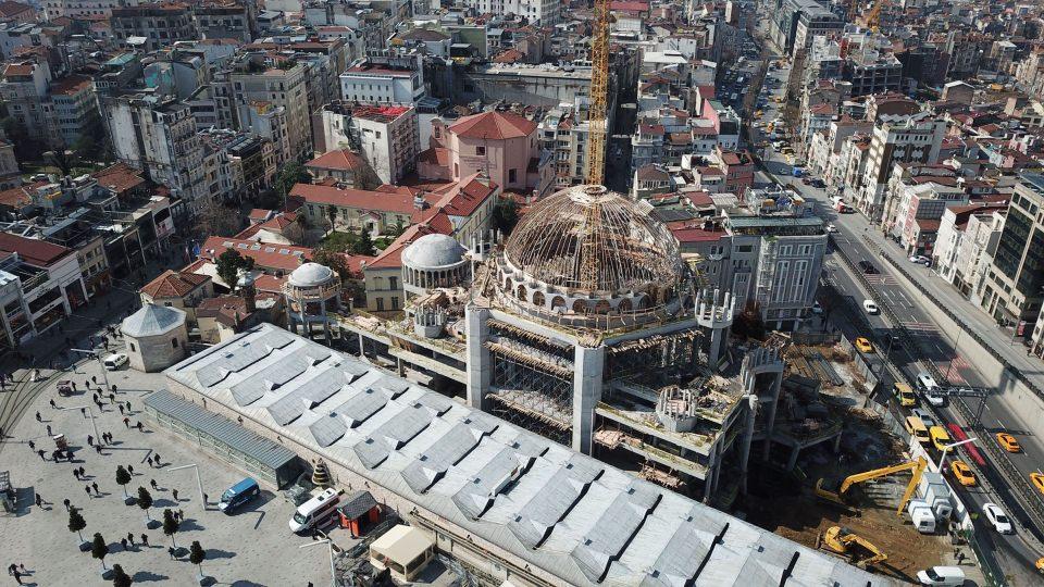 <p>Yapımına bir yıl önce başlanan Taksim Camii inşaatında çalışmalar tüm hızıyla sürüyor. Camideki inşaa çalışmaları kubbe bölümünde yoğunlaşmış durumda. </p>

<p> </p>

