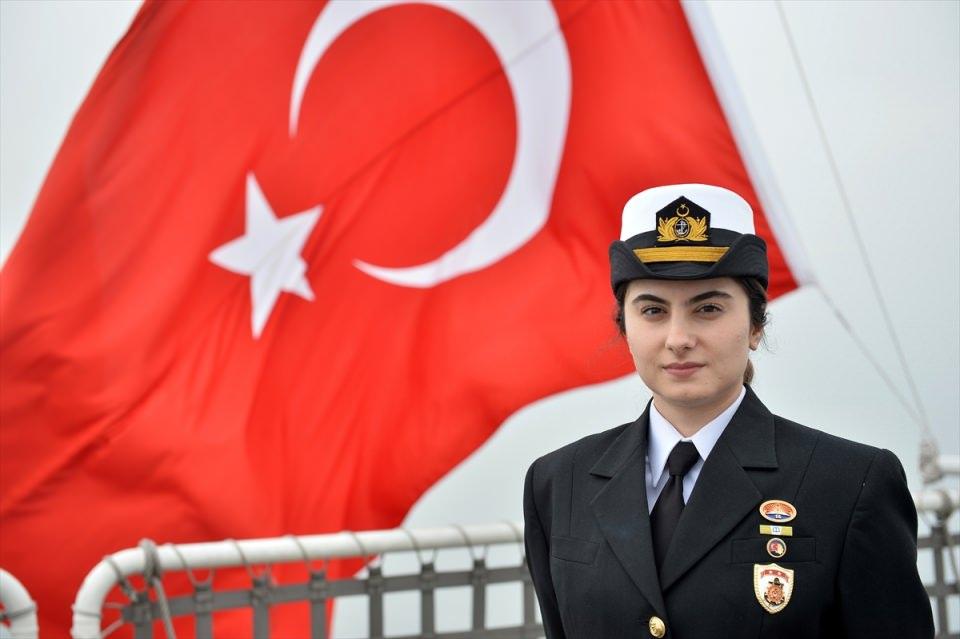 <p><strong> "8 Mart kadınların mücadelesinin sonucudur"</strong></p>
<p>Teğmen Öğülener, 8 Mart Dünya Kadınlar Günü'ne de değinerek, "Kadınlara sadece anne, kız kardeş veya kız çocuğu olmalarından dolayı değil, birey olduklarından dolayı her zaman hak ettikleri değeri göstermemiz gerekir. </p>
