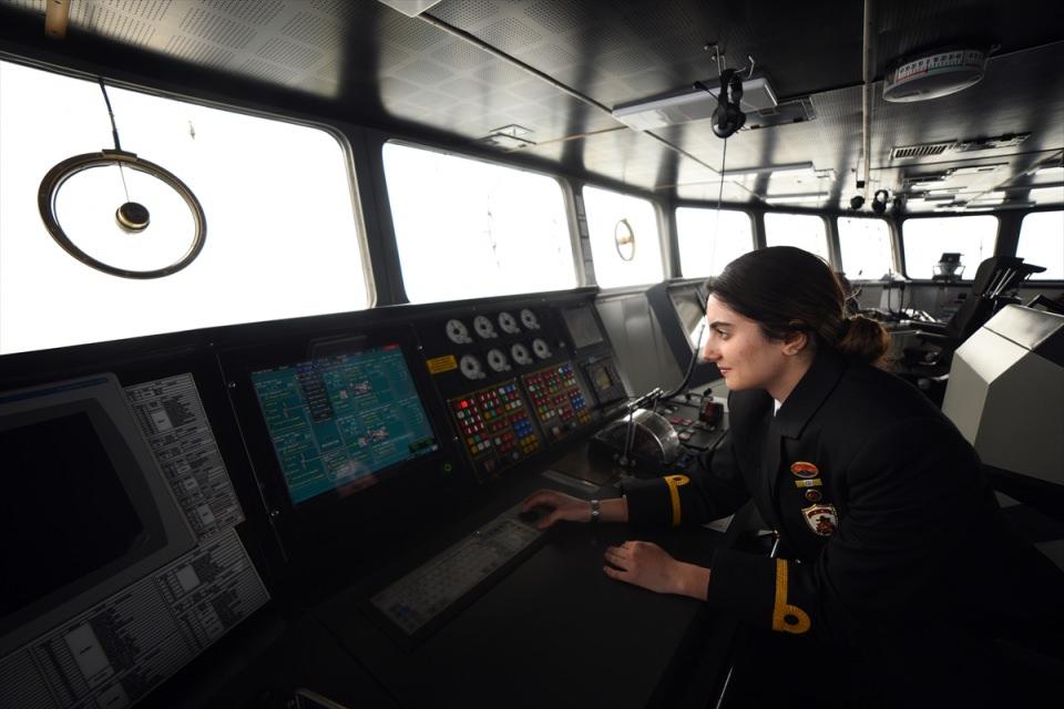 <p>Denizlere açılmanın çocukluk hayali olduğunu aktaran Öğülener, "Sahil Güvenlik'teyim, denizlerdeyim. Sevdiğim yerde, sevdiğim mesleği yapmanın gururuyla göreve başladım. Eğer kolluk kuvveti olmasaydım yine uzak yol vardiya mühendisliği ehliyetimi kullanabileceğim denizcilik sektöründen ayrılmazdım ve gemilerde çalışmaya devam ederdim." diye konuştu.</p>

<p> </p>

