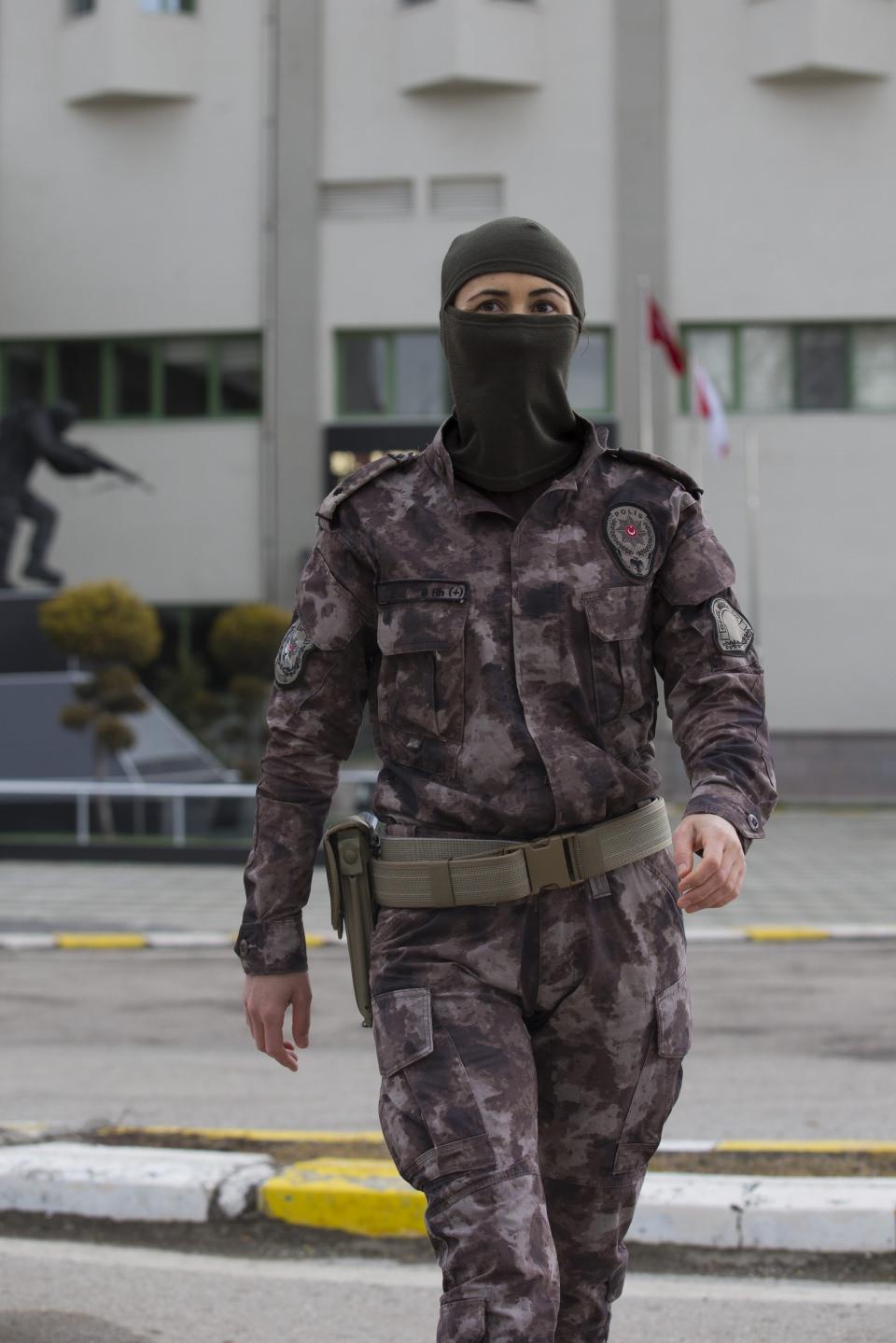 <p>Emniyette 8 yıldır operasyondan operasyona koşan ve güvenlik gerekçesiyle kimliği gizli tutulan komiser yardımcısı K.D, "8 Mart Dünya Kadınlar Günü" öncesinde bir kadın olarak polislik yapmanın kendisine neler hissettirdiğini AA muhabirine anlattı.</p>

<p> </p>
