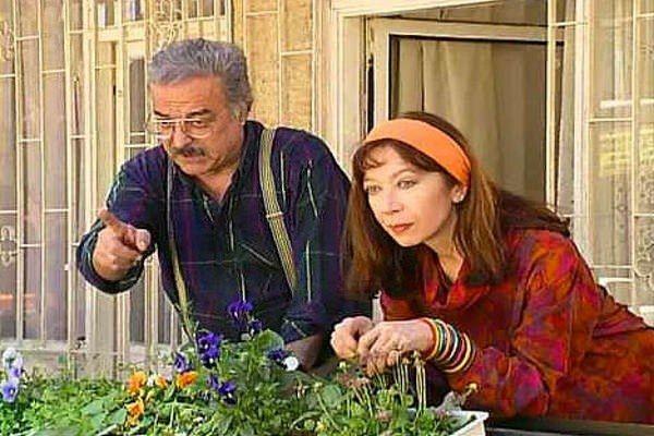 <p><strong>Bizimkiler</strong></p>
<p>Bizimkiler dizisi 1989 yılı ile 2002 yıllarında kesintisiz olarak yayınlanarak Türk televizyon tarihinin en uzun süren dizisi olmuştur. Bir apartmanda yaşayan ailelerin hikayelerini konu alan dizi, Kapıcılar Kralı filminin senaryosunu hazırlayan Umur Bugay’ın filmde bulunan karakterleri geliştirmesi sonucu ortaya çıkmıştır.</p>
