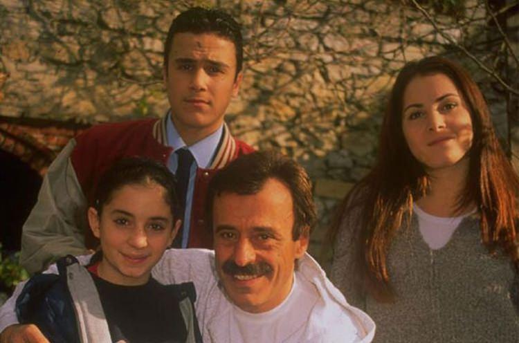 <p><strong>Süper Baba</strong></p>
<p>Türk televizyonlarını en beğenilen ve en uzun soluklu dizisi olan Süper Baba, eşinden boşanmış 3 çocuklu Fiko isimli bir babanın çocukları ve çevresi ile yaşadığı olayları konu edinmektedir. Dizi sadece konusu ile değil aynı zamanda Yeni Türkü’nün dizi için hazırladığı “Bana Bir Masal Anlat Baba” şarkısı ile de büyük beğeni toplamıştır.</p>