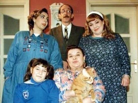 <p><strong>Baskül Ailesi</strong></p>
<p>Doksanlı yılların en sevilen komedi dizilerinden olan “Baskül Ailesi” kiloları ile başı dertte olan anne ve üç kızının komik hikayelerini anlatıyordu. Dizinin başrol kahramanlarının yanı sıra Şoray Uzun’un canlandırdığı pazarlamacı rolü izleyici tarafından sevilerek izlendi.</p>
