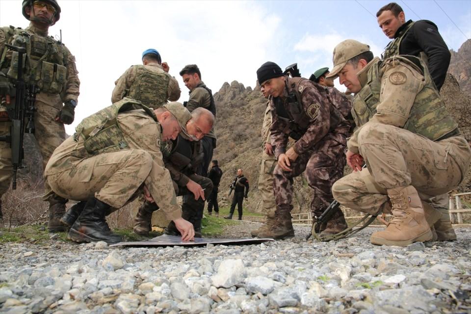<p>Hakkari'nin Kavaklı köyü kırsalında PKK'lı teröristlere yönelik 600 güvenlik görevlisinin katılımıyla başlatılan operasyonda terör örgütüne ağır darbe vuruldu.</p>
<p> </p>