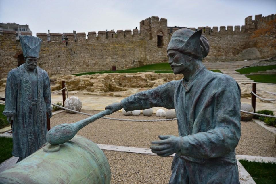 <p>Düzgün kesme taşlar ve yığma moloz ile şekillendirilen, 1452'de 120 günde inşa edilen 556 yıllık Kilitbahir Kalesi'nde, restorasyon çerçevesinde çevre düzenlemesi yapıldı, iç ve dış bölümleri müzecilik ve diğer alanlarda aslına uygun olarak yenilendi.</p>
<p> </p>