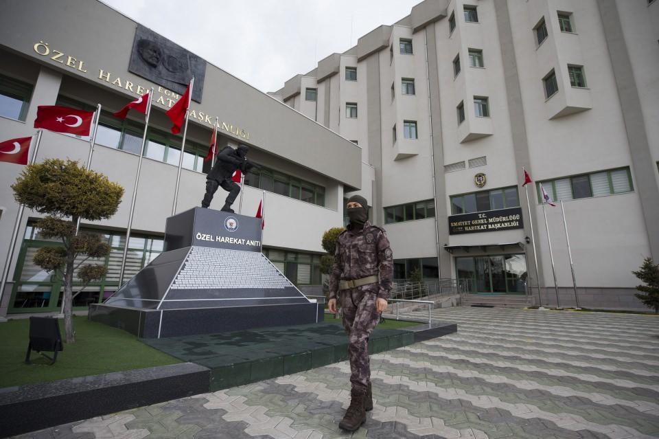 <p>Türk Polis Teşkilatındaki başarılı kadın personelden Özel Harekat Başkanlığında görevli komiser yardımcısı K.D. de diğer meslektaşları gibi vatandaşların huzur ve güvenliği için gece gündüz görev yapıyor.</p>

<p> </p>
