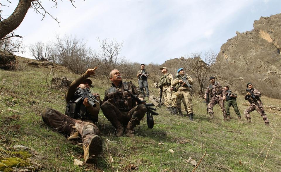 <p>Bu kapsamda 600 jandarma ve polis özel harekat görevlisi ile güvenlik korucusunun katılımıyla Kavaklı köyü kırsalında 6 Mart'ta teröristlere yönelik başlatılan operasyonda önemli mesafe kat edildi.</p>

<p>​</p>
