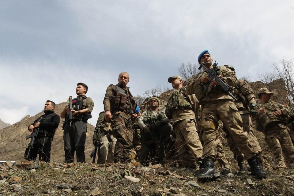 <p>Korkmaz ve Dilberoğlu, daha sonra köyde sohbet ettiği vatandaşlara hediyeler verdi. </p>
<p> </p>