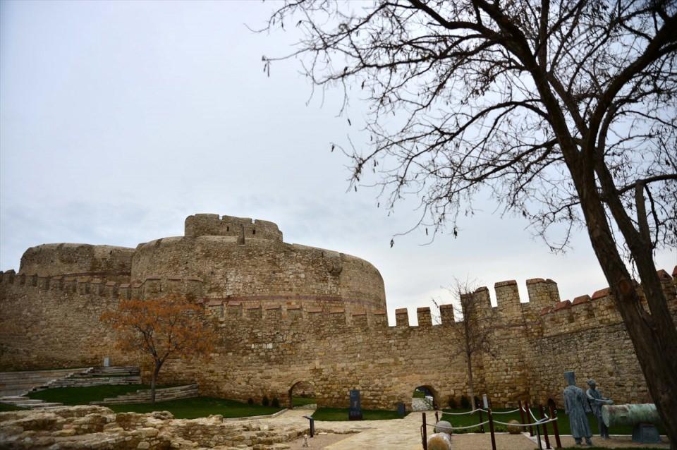 <p>Fatih Sultan Mehmet tarafından İstanbul kuşatması sırasında Papalık donanmasının Doğu Roma İmparatorluğu'na yardım etmesini önlemek amacıyla 1452'de inşa ettirilen Kilitbahir Kalesi, 2011'de başlatılan restorasyon çalışmalarının ardından "Türkiye'nin ilk kale müzesi" olarak yeni yüzüyle hizmet vermeye hazırlanıyor.</p>