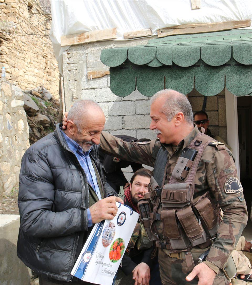 <p>Korkmaz ve Dilberoğlu, daha sonra köyde sohbet ettiği vatandaşlara hediyeler verdi. </p>
<p> </p>