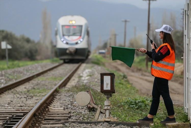 <p>İzmir'de TCDD'deki zor ve riskli görevlerden tren teşkil işçisi (makasçı) kadrosunda çalışan Neşe Kaya, güç gerektirdiği için genellikle erkeklerin çalıştığı işinde bir kadın olarak rayların makaslarını değiştiriyor, istasyondaki manevra işlemlerini yapıyor ve istasyona gelen trenlere sinyal verip ilgili yola alınmasını sağlıyor. </p>