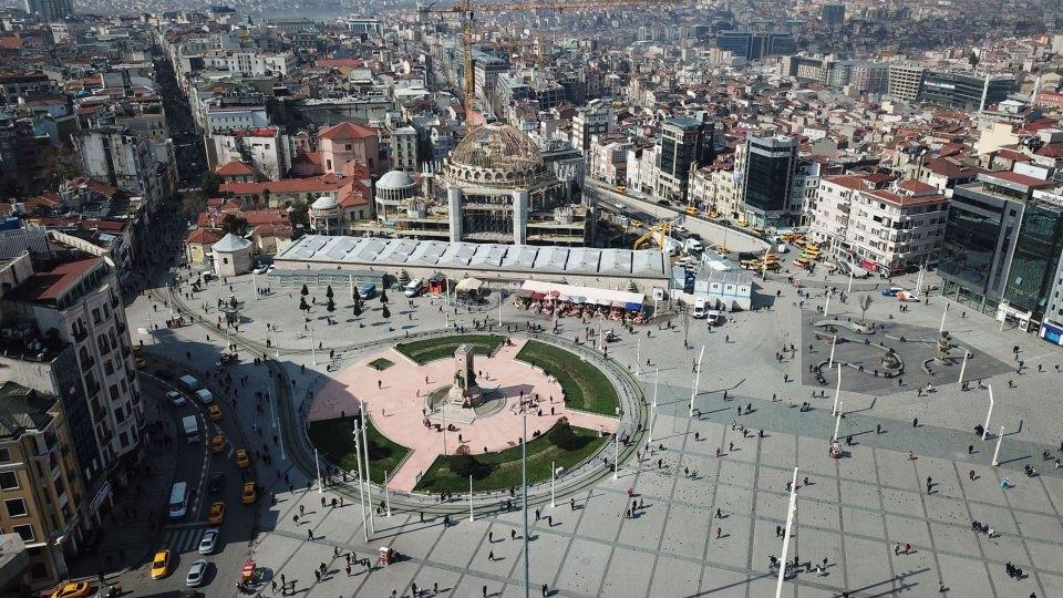 <p>Ardından da minarelerin yapılması için start verilecek. Caminin altında 4 kat otopark bulunacağı belirtildi. Giriş katı kültür merkezi olarak yapılması planan caminin 2018 yılı içinde ibadete açılması planlanıyor.</p>
