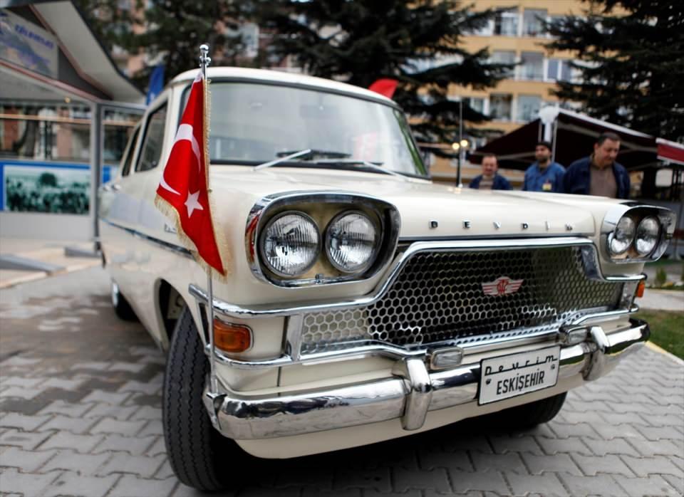 <p><strong>Devrim otomobili</strong></p>
<p>Eskişehir Demiryolu Fabrikaları'nda Cumhurbaşkanı Cemal Gürsel'in talimatıyla üretilen 4 "Devrim" otomobili, 1961 yılında trenle Ankara'ya götürüldü. Demiryolu kanunları gereği deposuna az akaryakıt konulan Devrim, Gürsel'in test amacıyla kullandığı sırada benzini bitip durdu. Bunun ardından trenle Ankara'dan Eskişehir'e getirilen Devrim, bir süre fabrika içinde kullanıldı.</p>