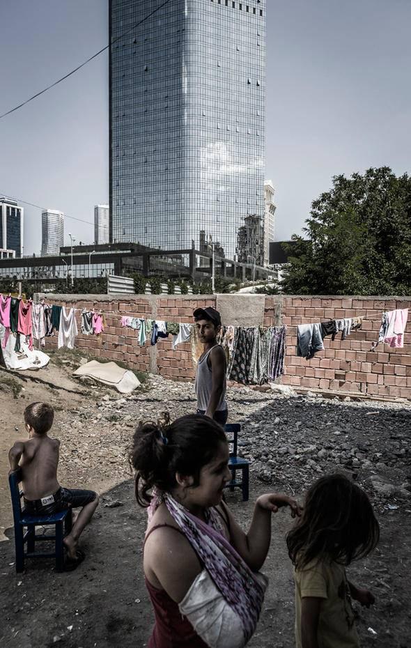 <p>İstanbul Finans Merkezi’ne yakınlığı ve ulaşım kolaylığı ile öne çıkan bölgede yaklaşık 20 firmanın adı geçiyor. Yenisahra’da kentsel dönüşüm çalışmaları yapan şirket yetkilisi hak sahipleri ile inşaat şirketleri arasında yüzde 50-50’lik bir anlaşma olduğu belirtti.</p>