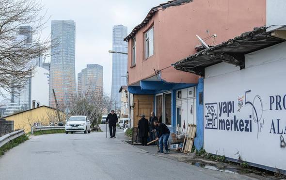 <p>Hak sahiplerine bir kereye mahsusu 2 bin liralık taşınma desteği verdiklerini belirten yetkili, “Aylık 1000 lira ile 1.500 lira arasında değişen kira yardımı veriliyor. Bölgede 100 metrekarelik bir arsası olan proje yapılında 150 metrekare satılabilir alan sahibi olacak. Böylece riskli yapısını dönüşüme sokan kişi değeri 1 milyon ile 1.5 milyon lira arasında değişen bir mülke sahip olacak” dedi.</p>