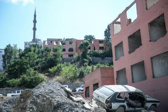 <p>3-FİKİRTEPE<br />
İstanbul’da kentsel dönüşümün en çok tartışıldığı bölge Fikirtepe.. Bölgede dönüşüm kapsamında 35 bin konut, 2 bin 500 ticari alan yapılması bekleniyor.</p>