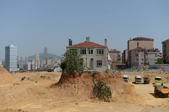 <p>Fikirtepe’de dönüşüm projelerinin değeri ise 18 milyar doları bulacak. Fikirtepe’de arsa sahiplerine verilen payın ortalama yüzde 55 olduğunu belirtilirken, 100 metrekare arsa payı olan biri inşaat sonunda 250 metrekare satılabilir alan alıyor. Bunun da değeri yaklaşık 2 milyon lira.</p>
<p> </p>