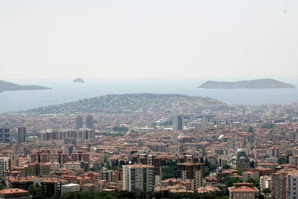 <p>5- Kartal<br />
Arsanın konumu, yüz ölçümü, yapılaşma şartları gibi faktörlere bağlı olarak, arsa sahibi payının yüzde 45-50 seviyelerinde gerçekleştiği, bazı projelerde yüzde 55’e kadar yükseldiği görülüyor. Bölgede son dönemde, sahil tarafında inşa edilen nitelikli projelere bakıldığında konutların birim satış bedellerinin 4-6 bin lira arasında değişiyor.</p>