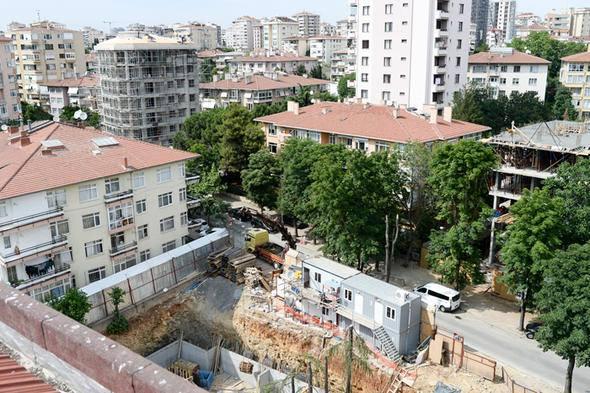<p>6- Kadıköy<br />
Bağdat Caddesi’nin yakın çeperlerindeki kat karşılığı sözleşmelerde yakın zaman öncesine kadar; caddenin kuzeyinde arsa sahiplerine yüzde 65-72, güneyinde ise yüzde 70-72 oran verildiği görülüyor. Bölgede yeni evlerin metrekare fiyatı 2 bin 800 ile 4 bin 500 dolar arasında değişiyor.</p>