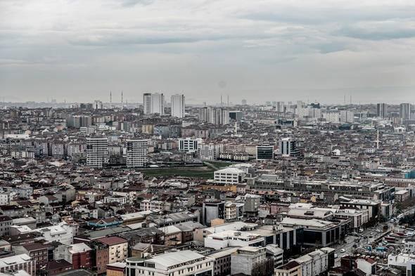 <p>7- Basın Ekspres<br />
Kat karşılığı paylaşım oranının ortalama yüzde 50- 50 seviyesinde. Bu oranın, piyasadaki fiyatlar dikkate alındığında arsa sahibi adına yüzde 45’lere kadar gerileyebildiği görülüyor. Bölgedeki yeni konutların metrekare satış fiyatı 1.500 ile 2 bin 300 dolar arasında değişiyor.</p>