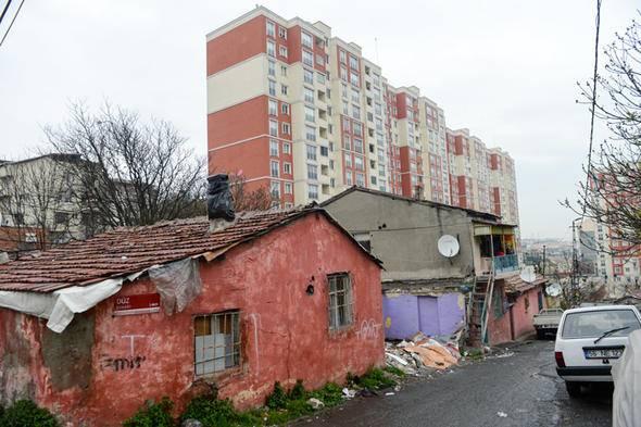 <p>9-Gaziosmanpaşa<br />
Bölgede dönüşüm bölgesi ilan edilen çok fazla alan var ve farklı bir yöntem uygulanıyor. Belediye tarafından kurulan bir şirket, hak sahipleri ile müteahhit firmalar arasında anlaşma sağlıyor. Paylaşım oranı ise yüzde 50-50. Bölgede gerçekleştirilen uygulamalar sonucunda inşa edilen yeni projelerdeki konutların metrekare satış fiyatı ise 2 bin 300 lira ile 3 bin 500 lira arasında değişiyor.</p>
