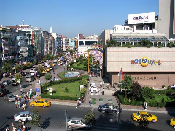 <p>10- Bakırköy<br />
Deprem riski bulunan bölgelerden Florya ve Yeşilköy’deki binaların imar fazlası bulunması dolayısıyla, eski binaların yıkılıp yeniden yapılması durumunda eski yapıdan daha küçük alana sahip yapılar yapılabilecektir. Bu nedenle, imar planları değişmeden bu bölgelerde kentsel dönüşüm çalışmalarının yapılması mümkün görünmüyor . Bakırköy genelinde kat sınırlaması olduğundan, bu sınırı sonuna kadar kullanmış binalardaki kentsel dönüşüm için hak sahipleri müteahhit firmayı taşeron olarak kullanarak gayrimenkullerini yeniliyor. Yükseklik sınırının sonuna kadar kullanılmadığı yapılarda ise, maliklerin her biri yeni projeden de, müteahhit firmaya verilen gayrimenkul kadar hak almakta olup kalan tüm gayrimenkuller müteahhit firmaya ait oluyor. Bu tarz binalarda müteahhite kalan kat sayısı maksimum 2 seviyelerinde gerçekleşiyor.</p>
