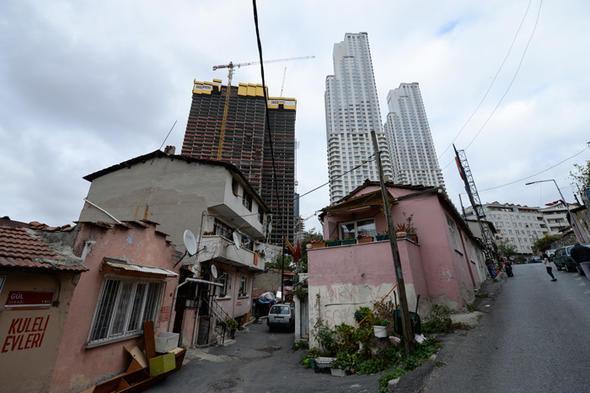 <p>İlçe merkezinde arsa sahipleri yaklaşık yüzde 45-50 oranlarında pay alırken, henüz gelişimini tamamlamamış ve arsa arzının daha fazla olduğu Yenidoğan gibi bölgelerde bu oranın yüzde 35-49’lara düştüğü görülüyor. Bölgede nitelikli konutların metrekare fiyatı 4 bin ile 4 bin 500 lira arasında değişiyor.</p>
<p> </p>
