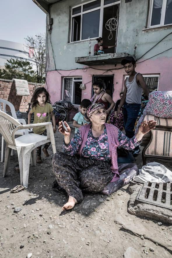 <p>“Lüksün içinde kayboluruz biz” (Okmeydanı)“Burada yaşanmaz. Satıp gitmek istiyoruz ama binaları çok ucuza almaya çalışıyorlar.” (Tarlabaşı)</p>