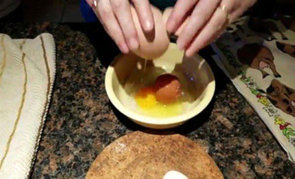 <p>Çok alışılmadık bu tablonun biyolojik açıdan bir açıklaması vardı elbette. Yumurta anomalisi olarak adlandırılan bu durum. Tavuğun üreme kanalına birden fazla yumurta sarısı bırakmasından kaynaklanan bir durum.</p>
<p> </p>