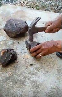 <p>Taşlar kırıldıktan sonra içinden çıkan renkli taşların elmas olduğu söyleniyor.</p>

<p> </p>
