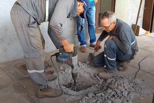 <p>Yerin altından sesler duyan halk, betonu kırmaya başlayınca neye uğradığını şaşırdı.</p>

<p> </p>
