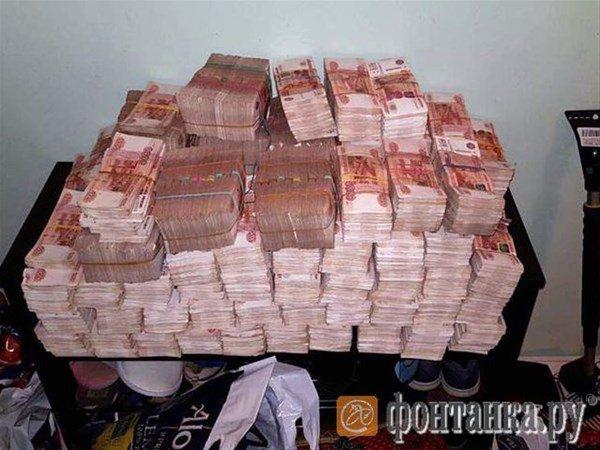 <p>St. Petersburg'da bir apartman dairesinde arama yapan polisler bulduklarıyla şok oldular. Daireye giren polisler, kanepenin altına gizlenmiş tomarla para buldular. </p>
