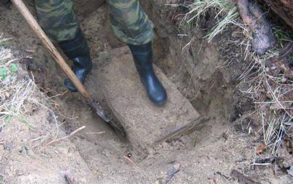 <p>Kazdıkları yerden çıkan sandığın içini açınca...</p>

<p> </p>
