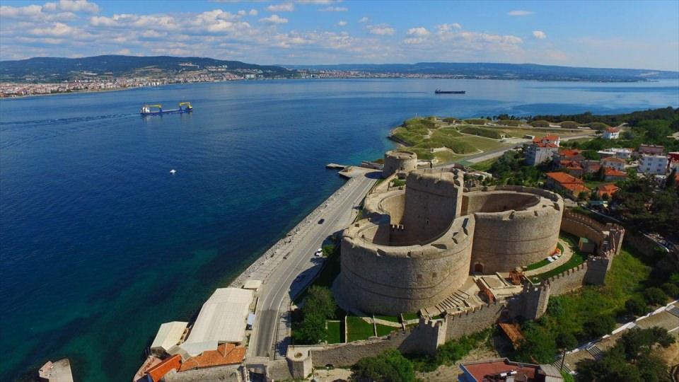 <p>"Burası Türkiye'nin ilk kale müzesi olacak. Yani yaşayan bir kale olarak hizmet vermeye başlayacak Kilitbahir Kalesi. Kale müzeye gelen ziyaretçiler içeride, o dönemki koşullarda bir kale hayatında neler yaşanmışsa, ne olmuşsa onu burada görecekler. </p>
<p> </p>