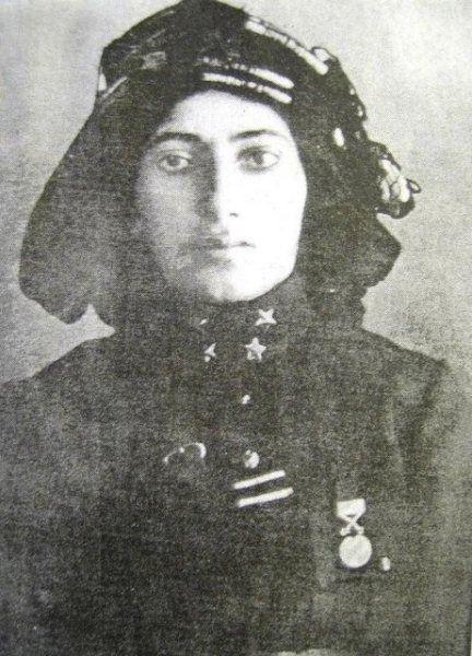 <p>Fatma Seher Erden (Erzurumlu Kara Fatma): 1888’de Erzurum’da doğdu. Subay Dervişlerden Ahmet Bey ile evlendiğinde Balkan Savaşı’na katıldı, askerlik hayatını eşi ile birlikte paylaştı.</p>
